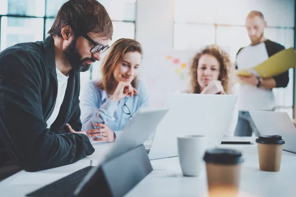 Felice team di lavoro che fa conversazione nella soleggiata sala riunioni Horizontal.Blurred sfondo . — Foto Stock