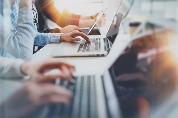 Gruppe junger Mitarbeiter arbeiten zusammen modernes Büro studio.horizontal closeup.unscharfer Hintergrund. — Stockfoto