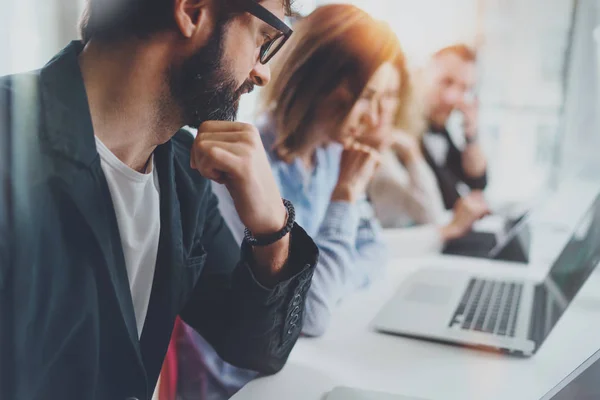 Lagarbete processbegrepp. Glada medarbetare arbetar med nya startup-projekt på soliga kontor. Horisontell, suddig bakgrund. — Stockfoto