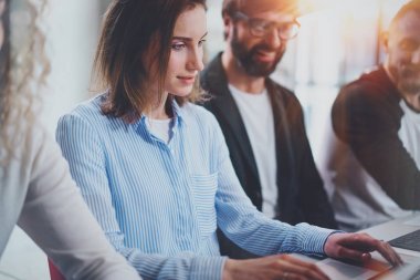 Grup genç girişimcilerin güneşli office çalışma zamanı. İş insanlar toplantı kavramı. Arka plan bulanık. Yatay.