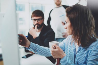 İş takım güneşli toplantı odasında sohbet ediyoruz. Horizontal.Blurred arka plan.