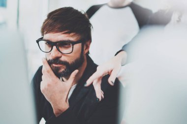 Genç iş adamları ile yeni başlangıç güneşli toplantı salonunda çalışıyor. Arka plan bulanık.