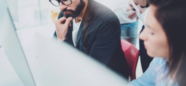 Modern ofis takım arkadaşları. Genç iş adamları ile yeni başlangıç güneşli toplantı salonunda çalışıyor. Arka plan bulanık. Geniş.