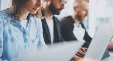 Genç iş ekibi birlikte toplantı salonu ofisinde çalışıyor. İş arkadaşlarınızla Beyin fırtınası işlem kavramı.