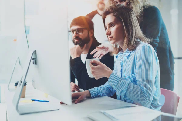 Coworking ludzi spotkania koncepcja. Businessmans podejmowania rozmowy w sali konferencyjnej z partnerami w biurze. Tło Horizontal.Blurred. — Zdjęcie stockowe