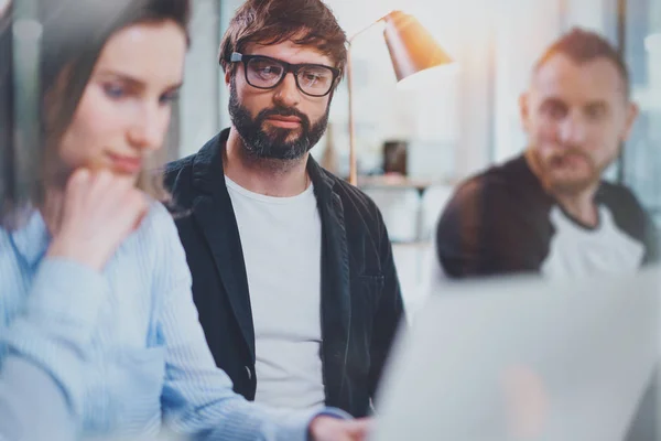 Tres compañeros de trabajo en el proceso de trabajo.Mujer joven que trabaja junto con su colega en la oficina moderna.Concepto de trabajo en equipo . —  Fotos de Stock