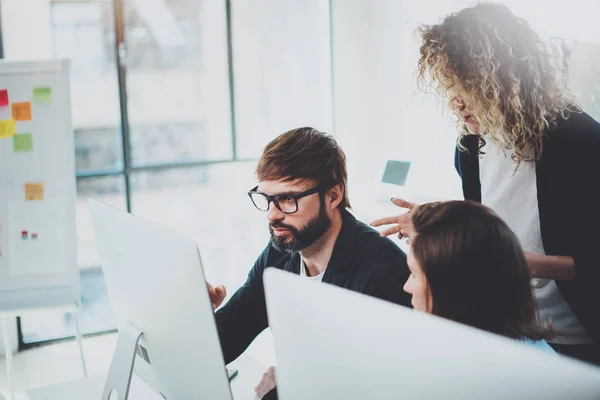 Equipo joven trabajando juntos en la sala de reuniones en la oficina.Concepto de proceso de lluvia de ideas de compañeros de trabajo . —  Fotos de Stock