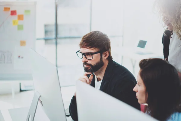 Il giovane team aziendale lavora insieme nella sala riunioni dell'ufficio.Concetto di processo di brainstorming di Coworkers Horizontal.Sfondo sfumato — Foto Stock