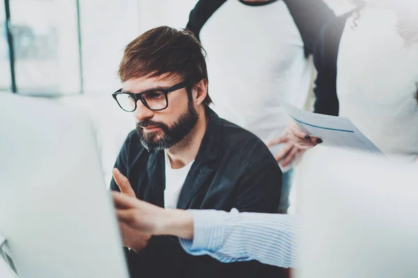 Mitarbeiter-Team in modernem Büro.Junge Geschäftsleute, die mit neuem Start-up im sonnigen Besprechungsraum arbeiten.verschwommener Hintergrund. — Stockfoto