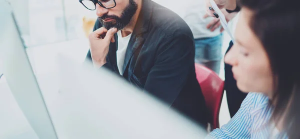 Equipo de compañeros de trabajo en la oficina moderna.Jóvenes empresarios que trabajan con la nueva startup en la sala de reuniones soleada.Fondo borroso. Amplio . — Foto de Stock