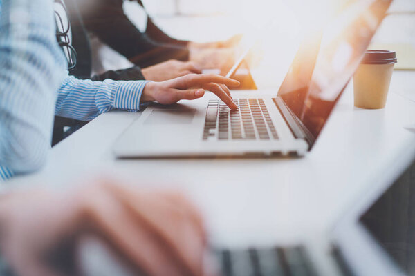 Close-up beeld van vrouwelijke handen werken op draagbare computer. Onscherpe achtergrond. — Stockfoto