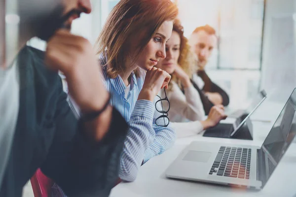 Equipo de compañeros de trabajo que trabaja con computadoras móviles en la sala de reuniones soleada.Horizontal . — Foto de Stock