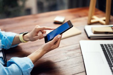 Wo üzerinde boş ekranı olan akıllı telefon kullanan bir kadının görüntüsü