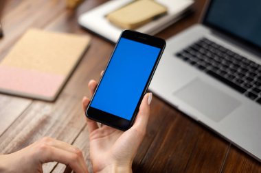 Wo üzerinde boş ekranı olan akıllı telefon kullanan bir kadının görüntüsü