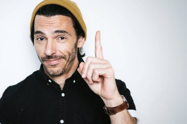 Parmakla işaret eden yakışıklı bir adamın portresi