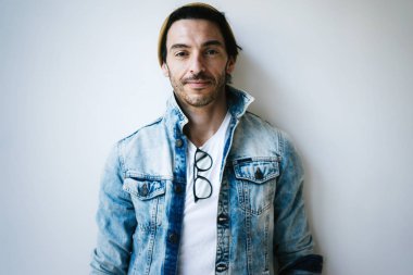 yakışıklı bir adam portresi Studio