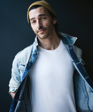 Beyaz tişört giymiş yakışıklı bir adam.