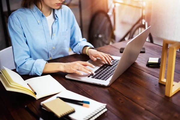 Jovem mulher trabalhando com um laptop. Freelancer feminino conectando — Fotografia de Stock