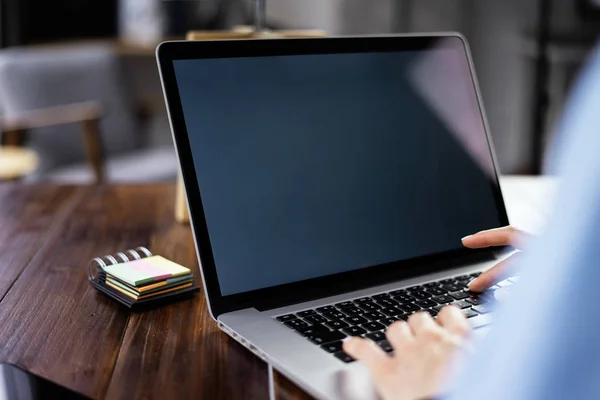 Mockup image of a woman using laptop with blank screen on wooden — Stock Photo, Image