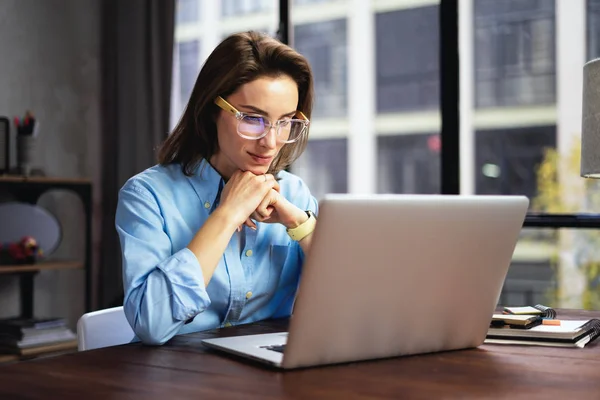 Młoda kobieta pracująca z laptopem. żeński freelancer łączenie — Zdjęcie stockowe