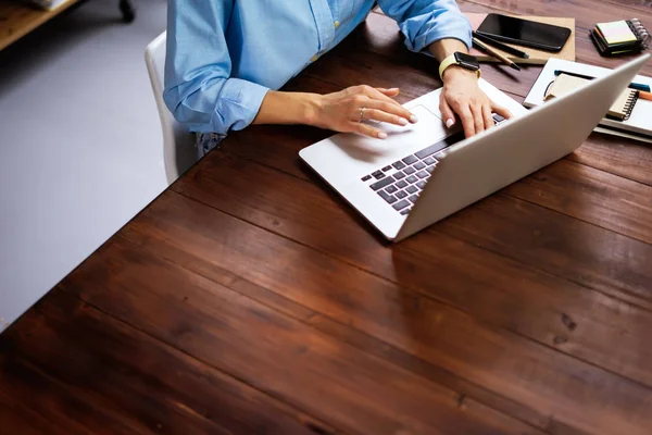 Una joven que trabaja con un portátil. Freelancer femenina conectándose —  Fotos de Stock