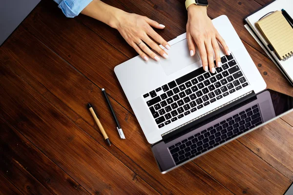 Closeup photo of female hands with a laptop. Female freelancer c — Stock Photo, Image