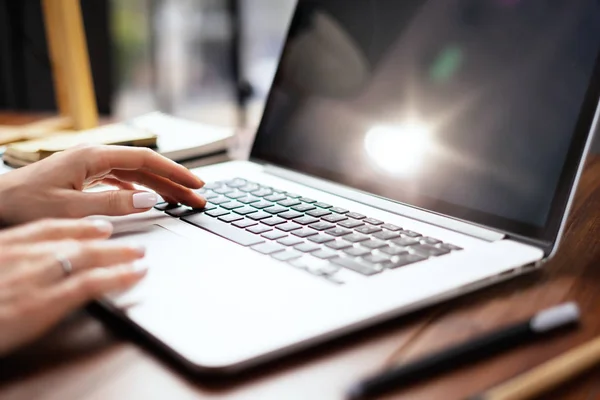 Foto de close-up de mãos femininas com um laptop. Freelancer feminino c — Fotografia de Stock