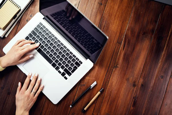 Foto di primo piano di mani femminili con un computer portatile. Femmina freelance c — Foto Stock