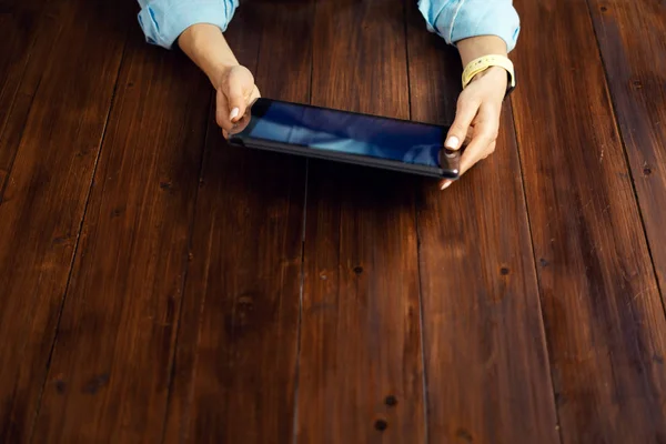 Close-up foto van vrouwelijke handen met een digitale tablet — Stockfoto