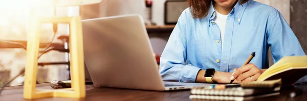 Young woman working with a laptop. Female freelancer connecting — Stockfoto