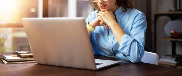 Młoda kobieta pracująca z laptopem. żeński freelancer łączenie — Zdjęcie stockowe