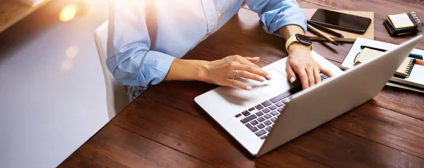 Jovem mulher trabalhando com um laptop. Freelancer feminino conectando — Fotografia de Stock