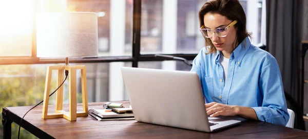 Young woman working with a laptop. Female freelancer connecting — Stock Photo, Image