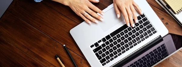 Foto de primer plano de las manos femeninas con un ordenador portátil. Freelancer femenino c —  Fotos de Stock