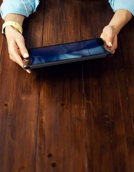 Photo rapprochée des mains féminines avec une tablette numérique — Photo