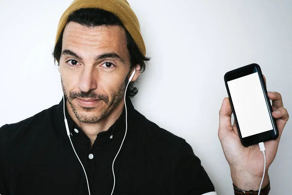 Portrét muže držícího smartphone s prázdnou obrazovkou — Stock fotografie