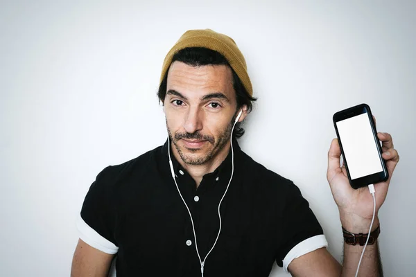 Atraktivní muž ukazující svůj smartphone s prázdnou obrazovkou — Stock fotografie