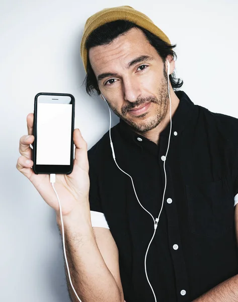 スマートフォンを持っている男の肖像画空白の画面 — ストック写真