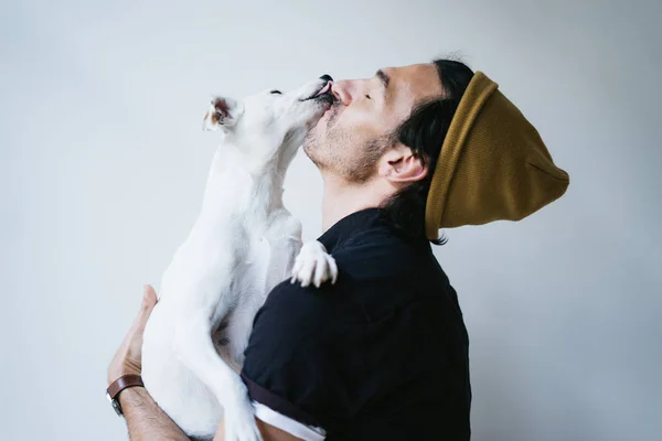 Retrato de un hombre y su perro — Foto de Stock