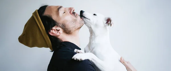 Porträt eines Mannes und seines Hundes — Stockfoto