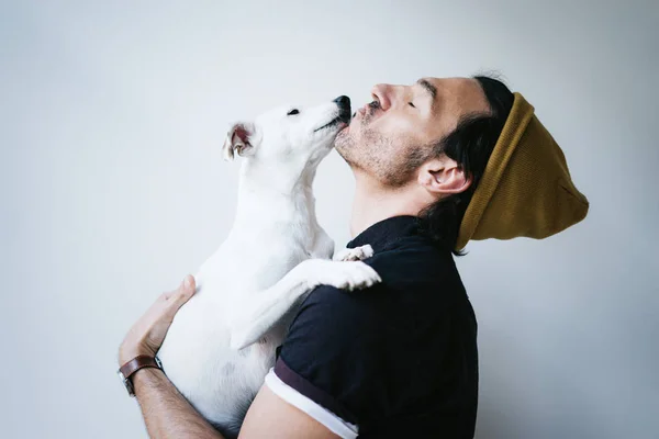 Retrato de un hombre y su perro — Foto de Stock