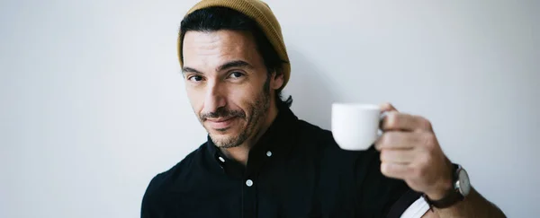Portret przystojnego faceta z filiżanką kawy — Zdjęcie stockowe