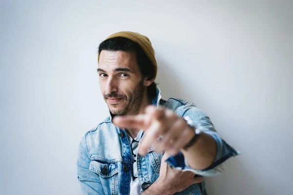 Portrait of a handsome guy pointing his finger at camera — Stockfoto