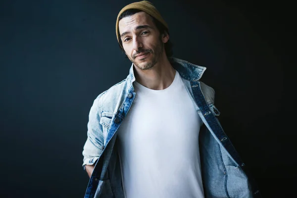 Retrato de estudio de un chico guapo mostrando su camiseta blanca —  Fotos de Stock