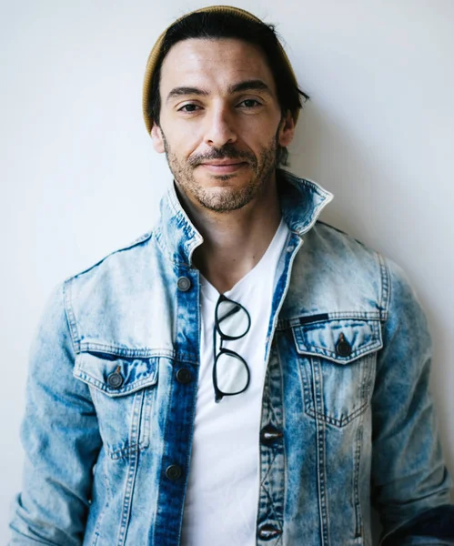 Studio portrait of a handsome man — Stock Photo, Image