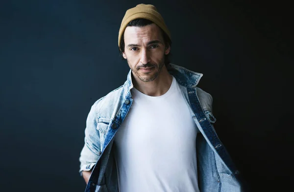 Handsome guy dressed in blank white t-shirt — Stock Photo, Image