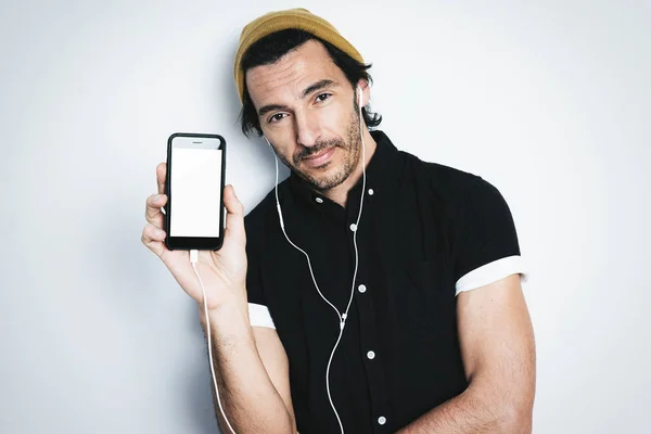 Ritratto di un uomo che tiene lo smartphone con lo schermo vuoto Immagini Stock Royalty Free