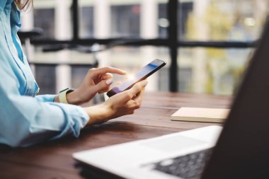 Akıllı telefon ekranındaki kadın sosyal ağlarda sohbet ediyor.