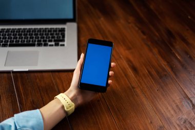 Wo üzerinde boş ekranı olan akıllı telefon kullanan bir kadının görüntüsü