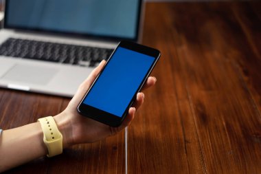 Wo üzerinde boş ekranı olan akıllı telefon kullanan bir kadının görüntüsü